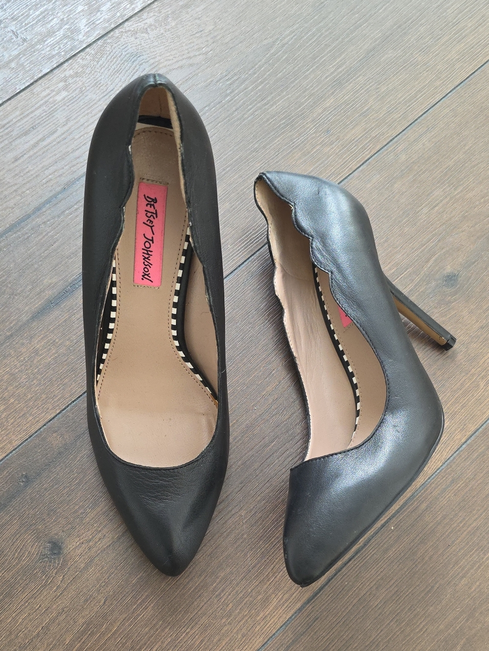 Betsey Johnson Black Scalloped Pointed-Toe Heels